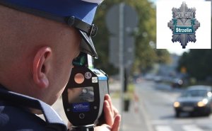 Na zdjęciu widoczny umundurowany policjant w trakcie kontroli drogowej z wykorzystaniem urządzenia do pomiaru prędkości.