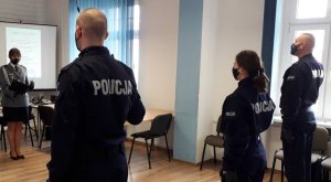 Na zdjęciu widoczni umundurowani policjanci stojący w szeregu przed Komendantem Powiatowej Policji w Strzelinie w trakcie ślubowania.