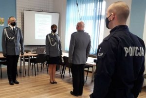 Na zdjęciu widoczni umundurowani policjanci stojący w szeregu przed Komendantem Powiatowej Policji w Strzelinie w trakcie ślubowania.