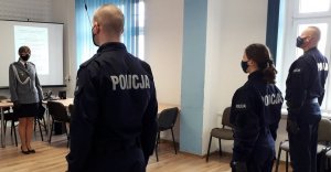 Na zdjęciu widoczni umundurowani policjanci stojący w szeregu przed Komendantem Powiatowej Policji w Strzelinie w trakcie ślubowania.