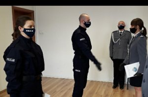 Na zdjęciu widoczni umundurowani policjanci stojący w szeregu przed Komendantem Powiatowej Policji w Strzelinie w trakcie ślubowania.