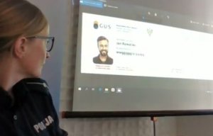 Na zdjęciu widoczna umundurowana policjanta podczas szkolenia Senior Online