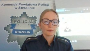 Na zdjęciu widoczna umundurowana policjanta podczas szkolenia Senior Online