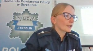 Na zdjęciu widoczna umundurowana policjanta podczas szkolenia Senior Online