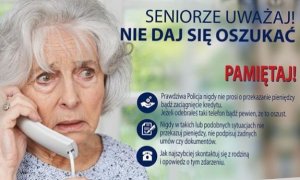 Na zdjęciu widoczna seniorka, która podczas rozmowy telefonicznej jest widocznie zakłopotana. Poniżej wskazówki działania oszustów wykorzystujących metodę na policjanta.