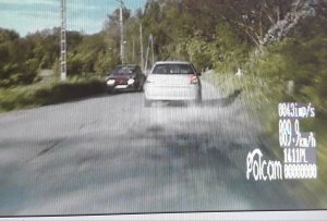 Na zdjęciu widoczny samochód osobowy marki Audi koloru srebrnego, który ucieka przed patrolem Policji.