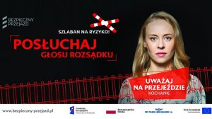 Na zdjęciu widoczna kobieta, przed którą znajduje się &quot;dymek komiksowy&quot; z napisem &quot;uważaj na przejeździe kochanie&quot;. Przed kobietą  ilustracja torów kolejowych. Powyżej napis posłuchaj głosu rozsądku i nazwa akcji &quot;szlaban na ryzyko&quot;.