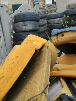 Na zdjęciu widoczne elementy silnika samochodowego oraz plastikowe elementu nadwozia, w tym opony