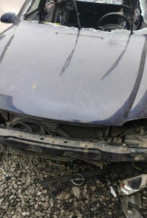 Na zdjęciu widoczne elementy silnika samochodowego oraz plastikowe elementu nadwozia, w tym opony