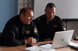 na zdjęciu widoczni  umundurowani strażacy prowadzący szkolenie profilaktyczne Senior Online