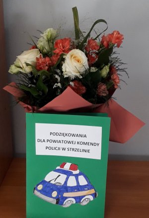 Na zdjęciu widoczna laurka wykonana przez dzieci dla policjantów