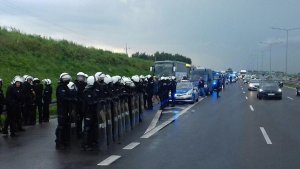 Policjanci czuwali nad bezpieczeństwem podczas meczu Legia Warszawa - Dinamo Zagrzeb i zapobiegli konfrontacji pomiędzy pseudokibicami