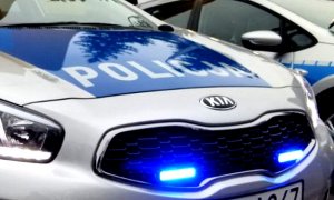 Na zdjęciu widoczny grill radiowozu oznakowanego marki Kia Ceed